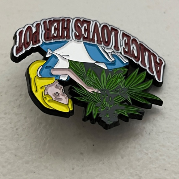 Alice In Wonderland Loves Her Pot Pin Brooch Disney Fan Art - Picture 3 of 8